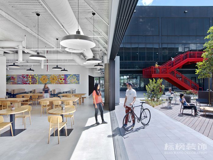 非?？岬霓k公室裝修設(shè)計欣賞—時尚Vans青春文化