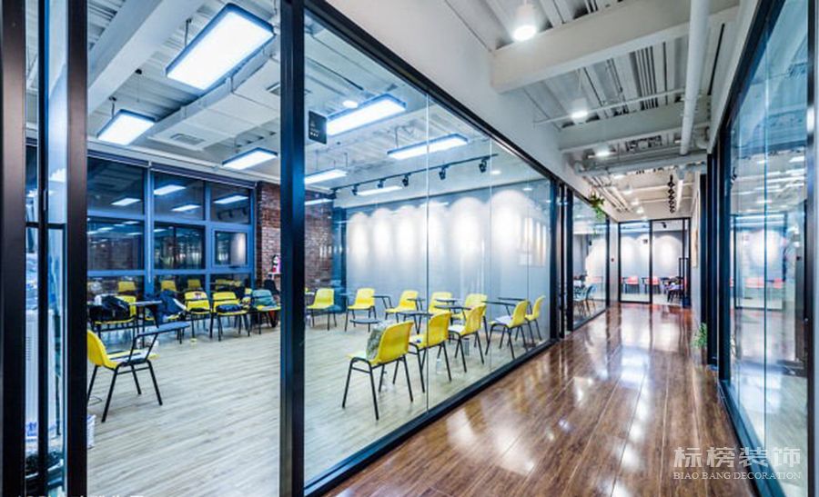 在深圳辦公室裝修中隔斷分為幾種呢，分別有什么特點(diǎn)呢？